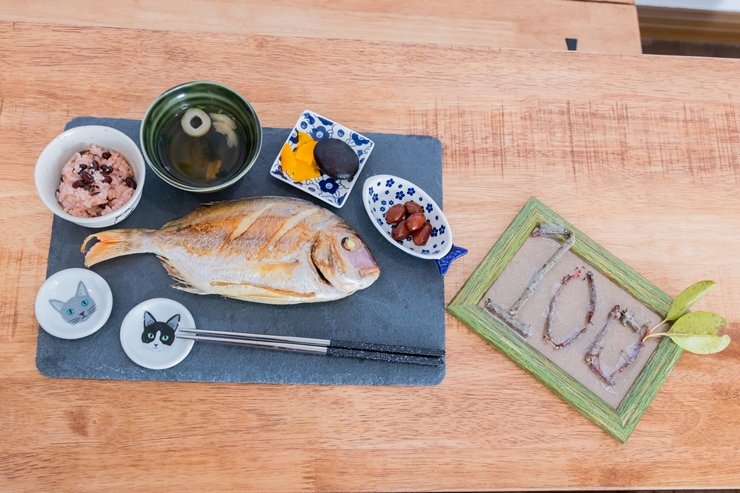 料理を口に付ける瞬間をキャッチ!百日祝い(お食い初め)の記念を残そう