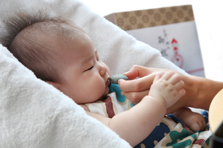 百日祝い(お食い初め)の費用は誰が払う?費用目安やお祝いのマナーを紹介