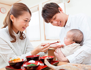 お食い初めとは何のお祝い？歯固め石の準備や当日の流れも徹底ガイド