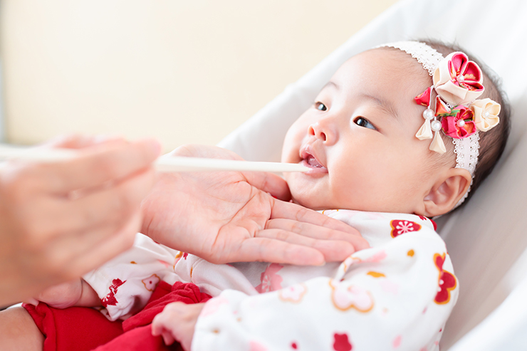百日祝い(お食い初め)での食べさせ方