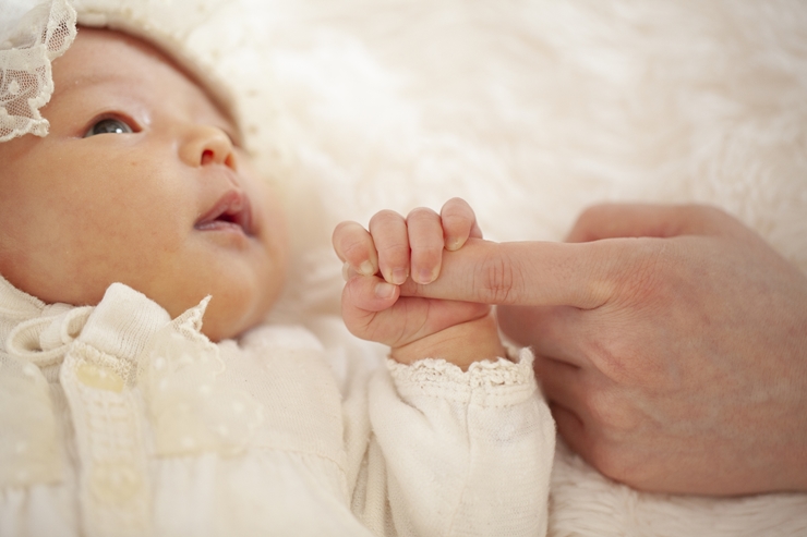 新生児との遊び方は？声かけやふれあいで五感を刺激しよう