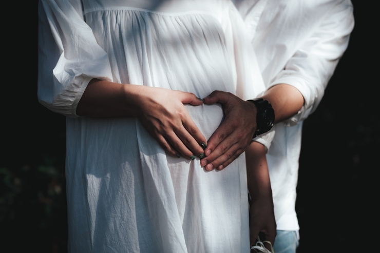 マタニティフォトを旦那さんと撮影したい!おすすめの服装は?