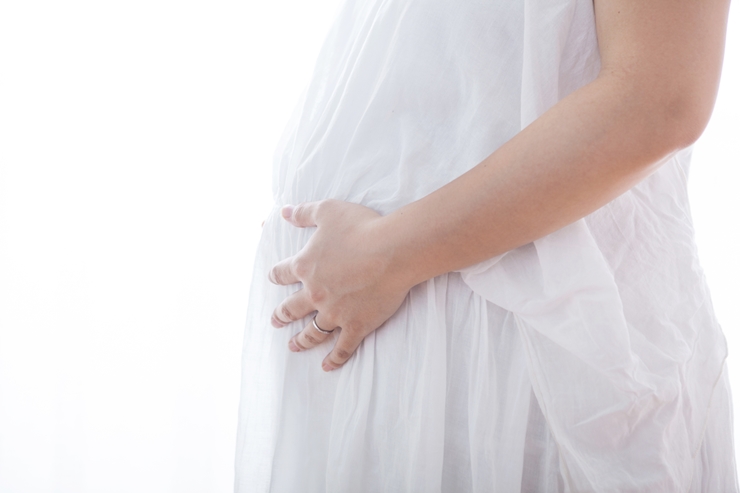 マタニティフォトの衣装をレンタルするメリットは？映えコーデも紹介