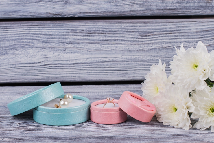 マタニティリングとは?指輪の意味や選び方、おすすめのデザインを紹介