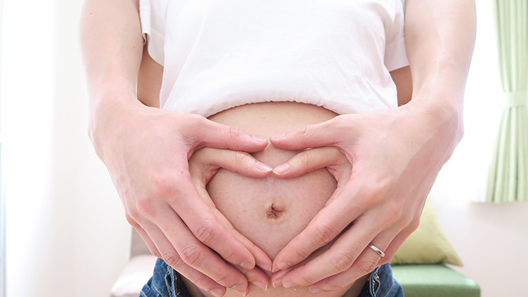 ママのおなかにみんなの手を添えて