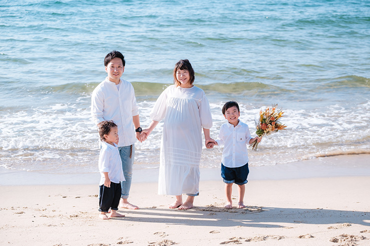 ママを囲んでみんなで手をつないで