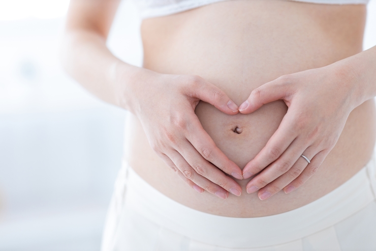 マタニティフォトでおなかをキレイに見せるポイントは?衣装選びや撮影のコツ