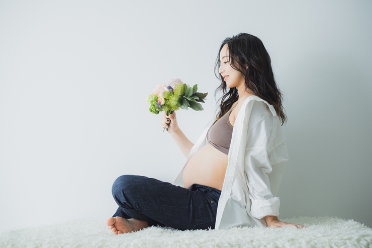 ドレス以外も◎おなかをキレイに見せるマタニティフォトの衣装