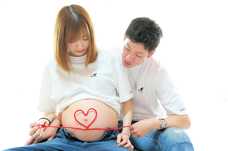 ペアルックの衣装が映える!マタニティフォトのポーズ