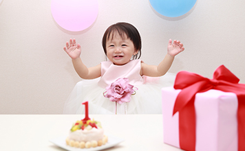 1歳誕生日は記念に残るプレゼントを贈ろう！お祝い方法も紹介