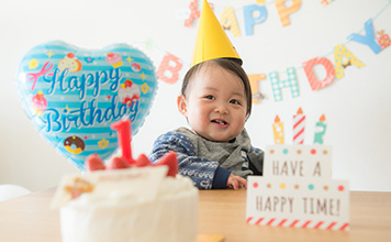 1歳の誕生日に記念写真を撮影しよう！撮影のポイントやお祝いアイデアも◎
