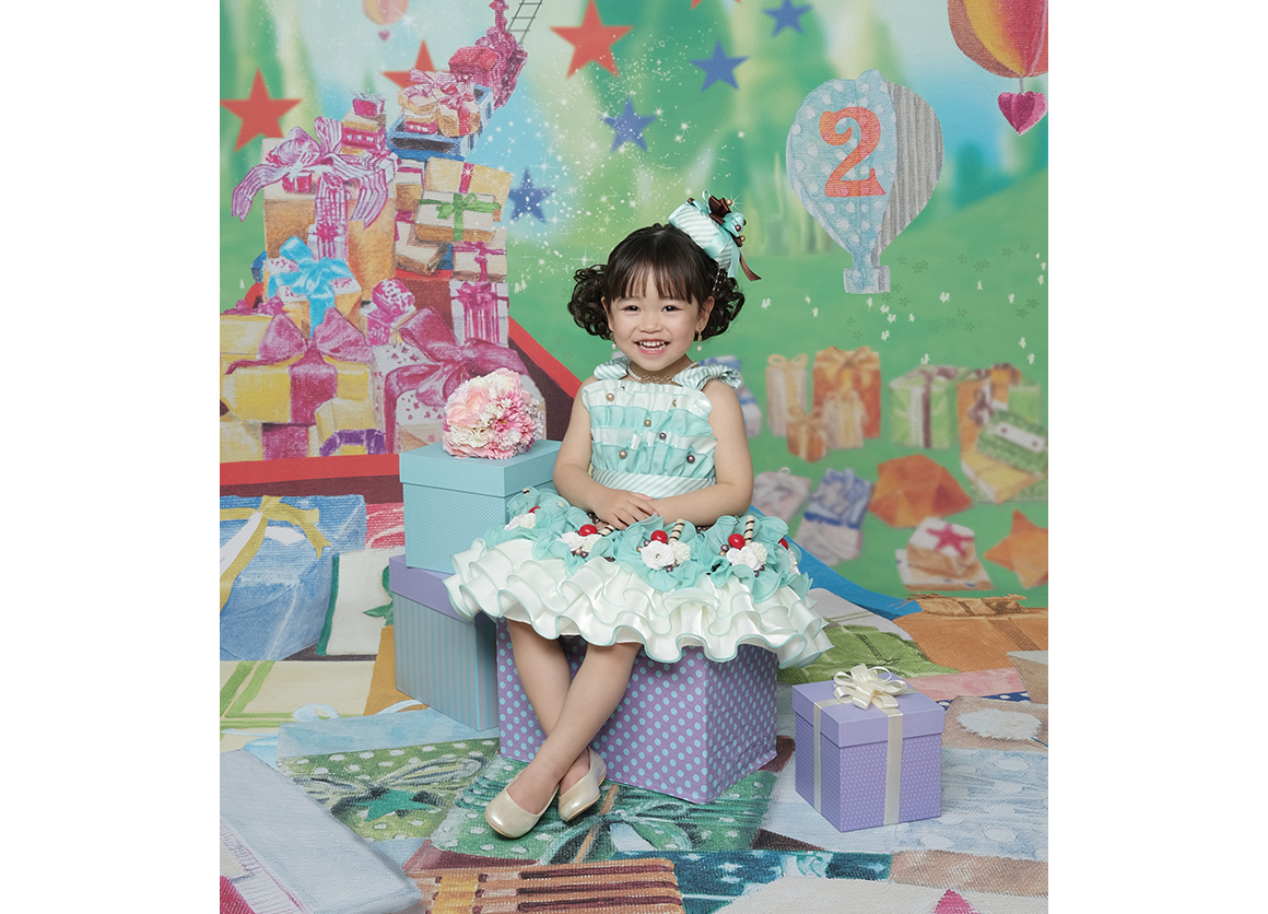 年齢別の撮影セットがカワイイ☆ドレスやタキシードでおめかしを♪