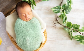 ニューボーンフォトは生後何日までに撮る？おすすめポーズや小物を紹介