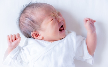 ニューボーンフォトで赤ちゃんが寝ない問題を解決！対策やアイデアは？