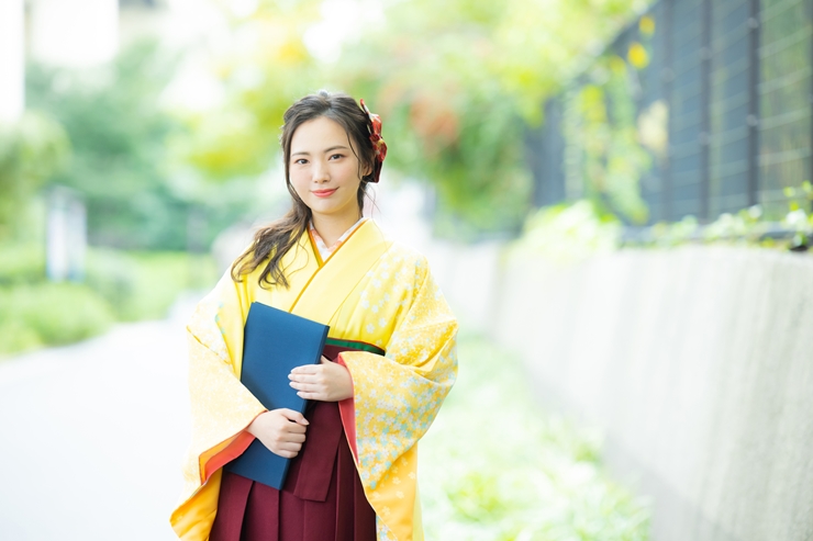 卒業式は袴姿で写真撮影しよう！撮り方や映えるポーズを紹介