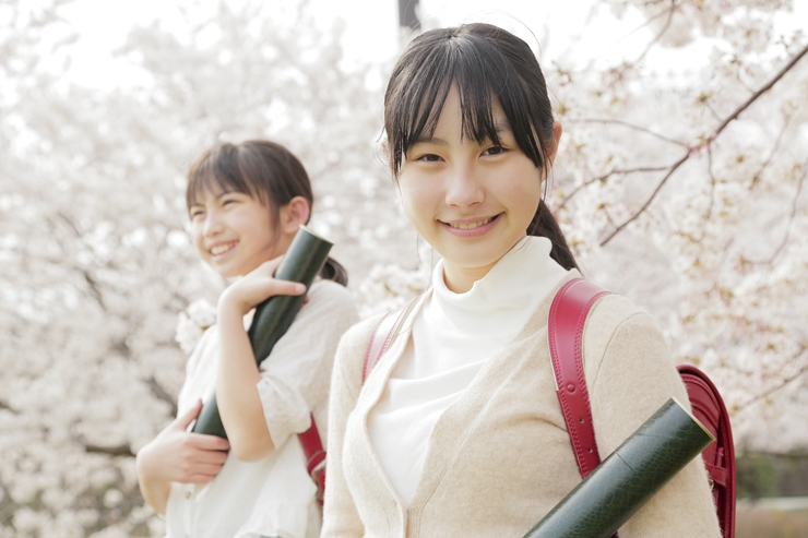 小学校の卒業式に記念写真を撮ろう！撮影のコツや服装アイデアも◎