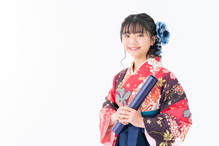 小学校の卒業式｜袴姿の写真をフォトスタジオで撮影する方法も