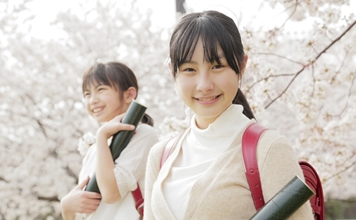 小学校の卒業式に記念写真を撮ろう！撮影のコツや服装アイデアも◎